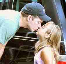 أضرار تقبيل الاباء لابنائهم من الفم